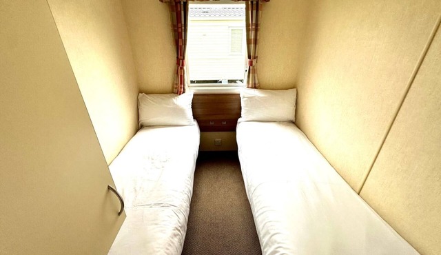 3bedroom caravan, few minutes walk from the beach, enjoy a night or two