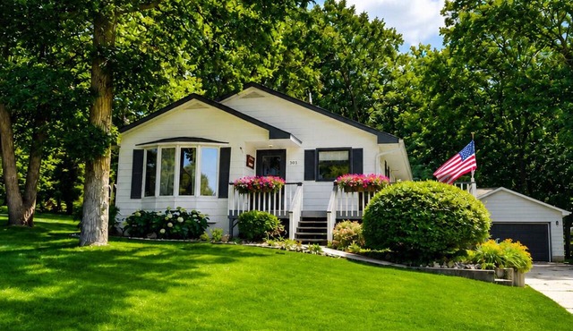 3BR, 2 Bath entire home across from Detroit Lake. Huge yard.