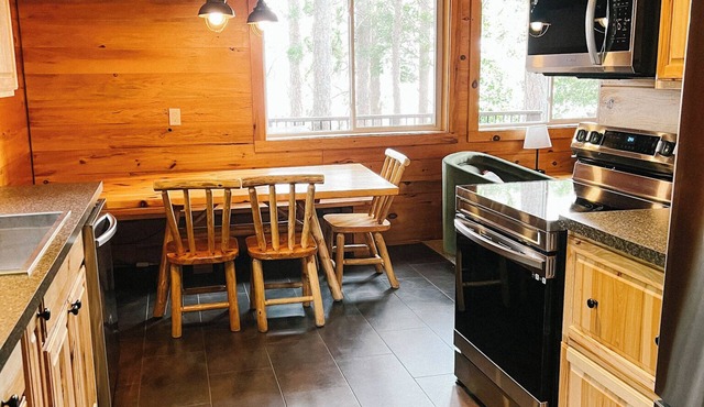 3BR 2BA cabin with beach, sauna, game room, tennis, pickle ball, hiking