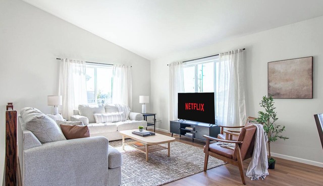 3BR I 4 mins to the Lights, King, Patio, Games