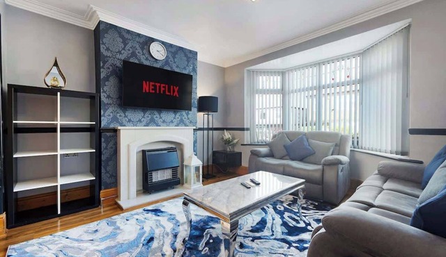3BR in Baxter Avenue with Netflix, WiFi, Backyard