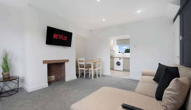 3BR in County Durham with WiFi and Street Parking