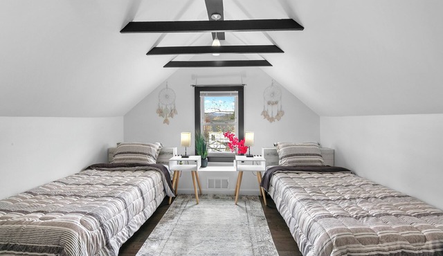3BR- Sleeps 6- Forestville Bristol- Parking
