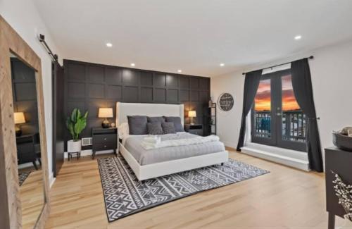 3BR Stylish Retreat, Minutes from Downtown Pittsburgh, Free 3-Car Parking