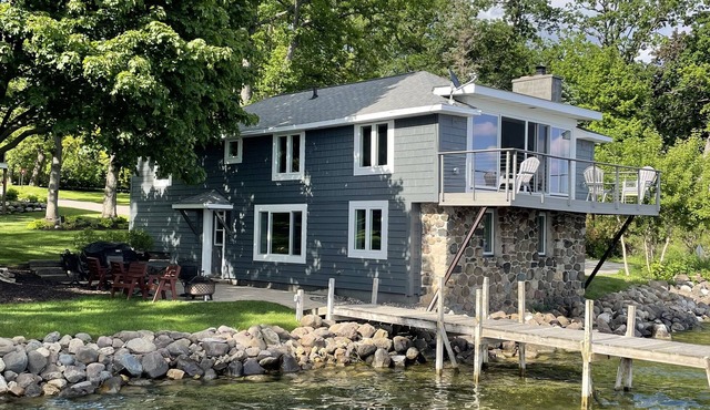 4 BDRM 2 Bath Boathouse on Green Lake/sleeps 11