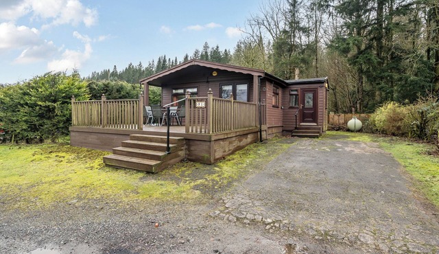 4 Bed House - Sleeps 9 - HotTub - Parking