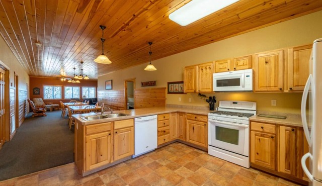 4 Bedroom 2 Bath cabin located at Cass Lake Lodge Bears Den