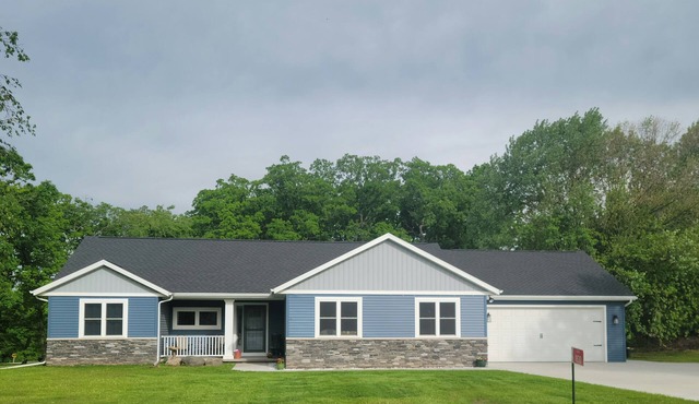 4 Bedroom 3 Bath Ranch - Just Outside Oshkosh