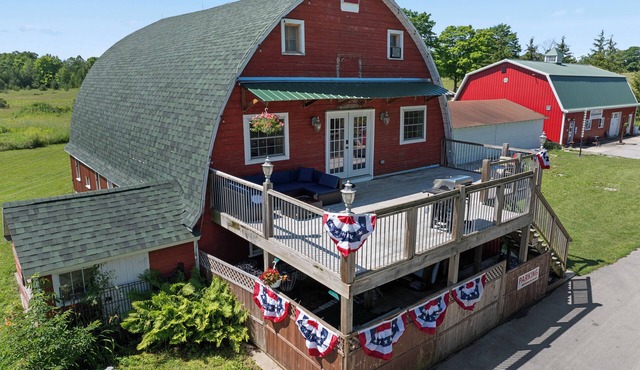 4-bedroom barn in terrific Sister Bay with WiFi, AC. Enjoy your stay