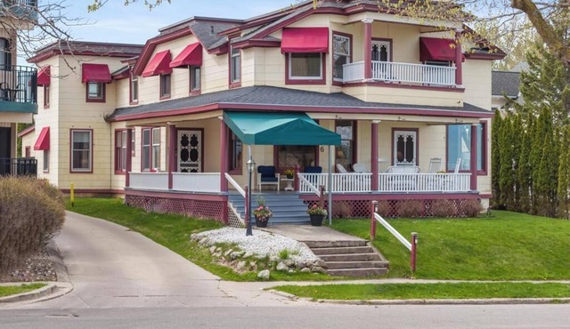4 Bedroom Charlevoix Lakeview Home