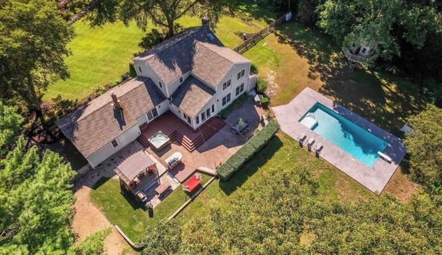 4 Bedroom Colonial, Hot Tub, Pool and Treehouse