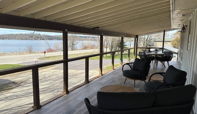 4-Bedroom Cozy & Spacious Lake Cottage in Pardeeville, WI - Sleeps 8
