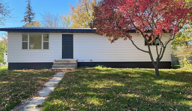 4-bedroom house in town Warroad Hockey Arena 1 block away!