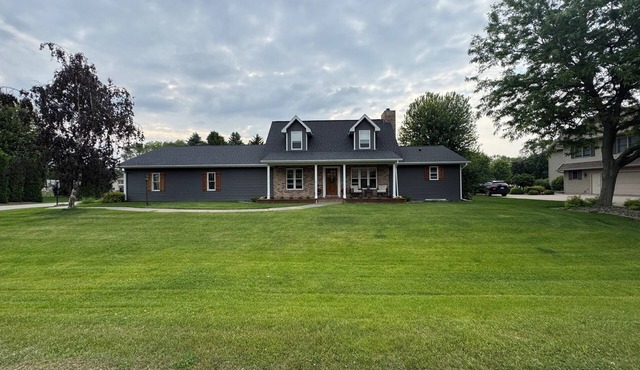 4-bedroom house in fabulous Butte des Morts near EAA with AC, WiFi, fitness room