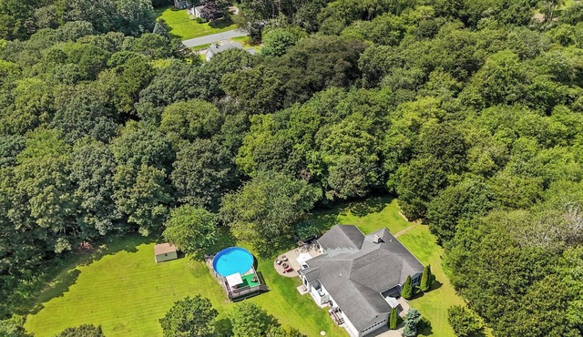 4-bedroom house in South Kingstown, wifi, AC, Private beach parking pool hot tub