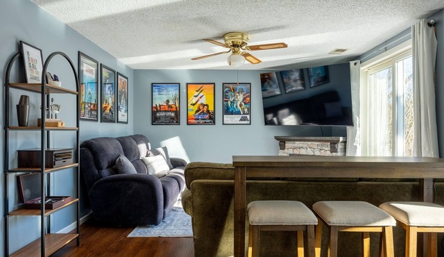 4-bedroom house with stunning panoramic River Views w/Movie room and Game Room