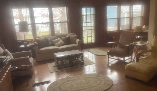 4-bedroom Lakefront Retro Cottage on Lake George in Fremont, IN