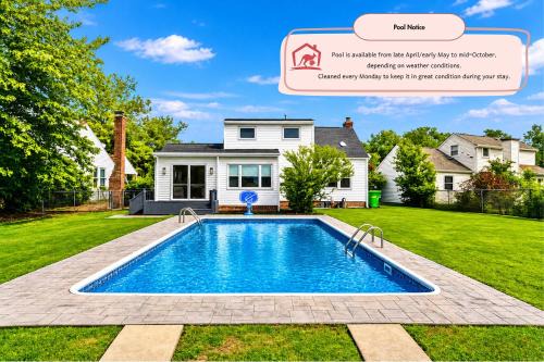 4 Bedroom Pool and Hot Tub Home Near Cleveland