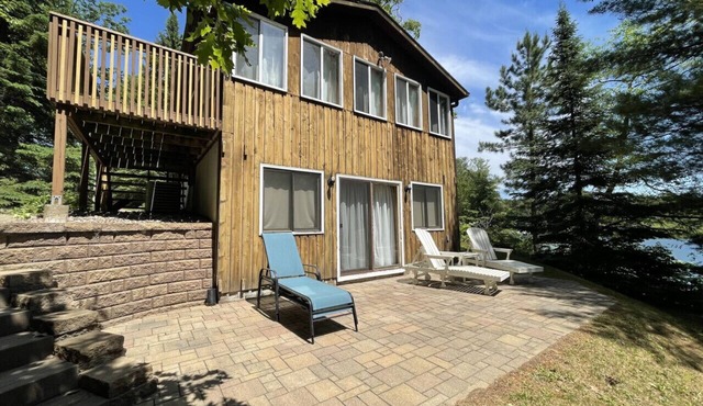 4 bedroom property right on Nelson Lake