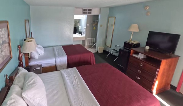4 Charming & Clean Rooms w/Free Parking & Breakfast – Explore Nearby Route 66