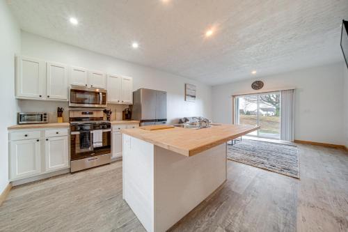 4 Mi to Lake: Golf-View Erie Condo w/Porch