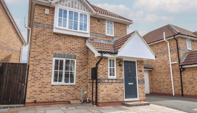 4 MURRAYFIELDS, pet friendly, with a garden in West Allotment