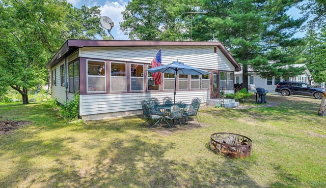 4-Season Anglers Cabin At Shawano Lake w/Views!