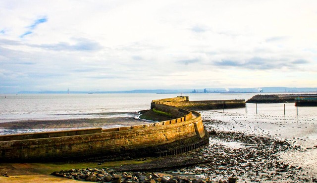 4 star apartment. Step out into fresh sea air & panoramic views of the harbour.