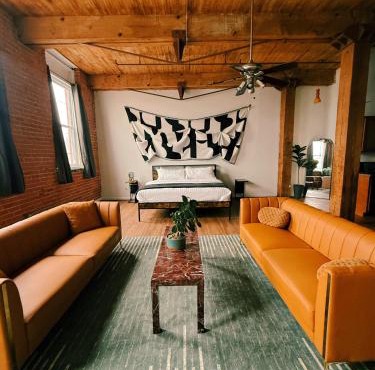 420 friendly Artsy walk Riverfront Loft King Bed