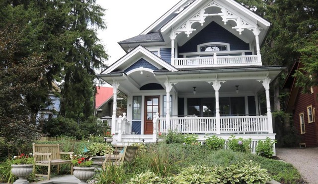 44 Forest Lane home