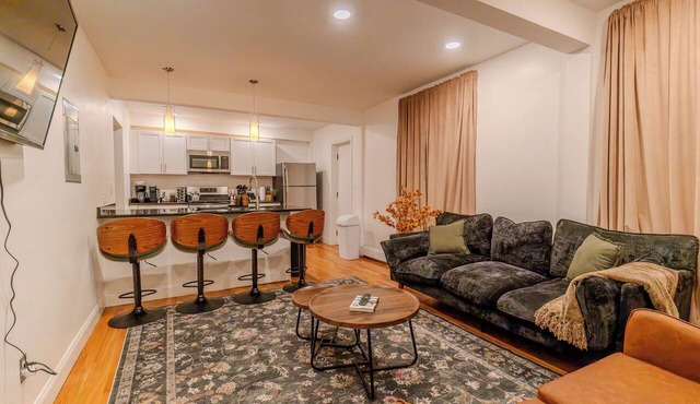 4BDR/2.5BA APT Near Tufts/7 min-Walk to Subway/Free Parking for 2 cars
