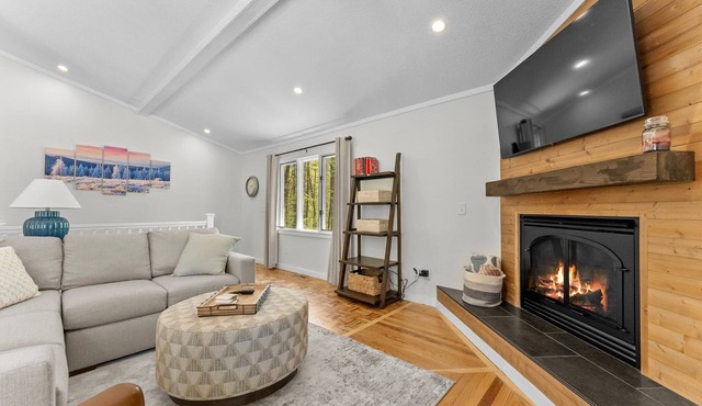 4BR | 3 King Beds + Pool, Hot Tub, Sauna access!