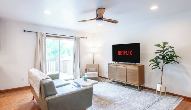 4BR, Sleeps 8, Fenced Yard, Games, King x 2