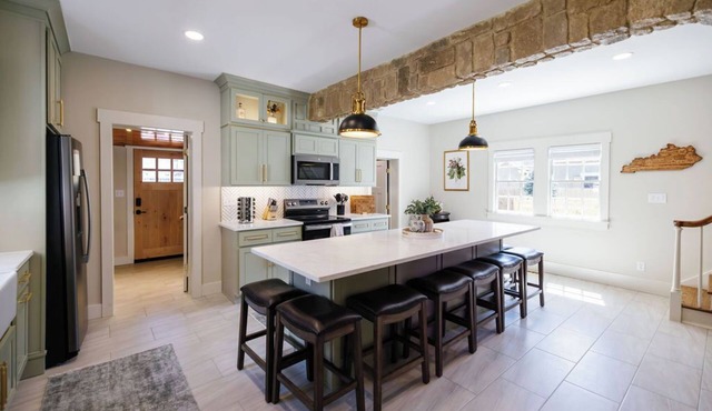 4th of July Getaway-Sleeps 13-Downtown-Bourbon Bar
