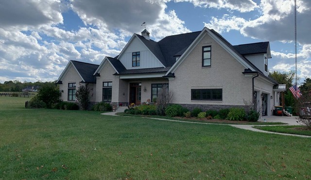 5-acre Estate Home w/Swimming Pool, 10 minutes to Valhalla!