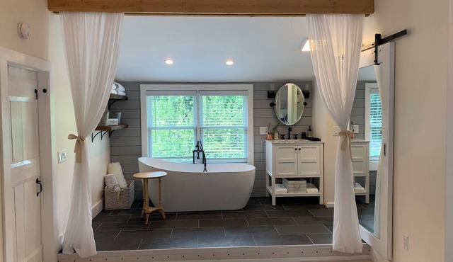 5 bed 2Bath fully remodeled farmhouse near Beaches, Portland, Airport & Hiking