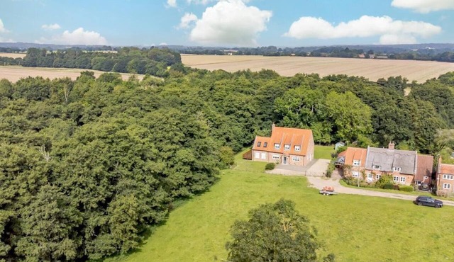 5 Bed in Hanworth Common (oc-1650)
