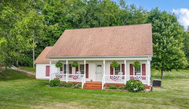 5 Bedroom + 2 Barns + Basketball + Pickle ball + Fire pit + Hot Tub!