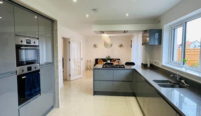 5 Bedroom detached House near Edinburgh Airport for Contractors and Family with free parking