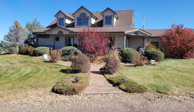 5-bedroom farmhouse in lovely Bennett with WiFi, AC, fitness area. Close to DIA