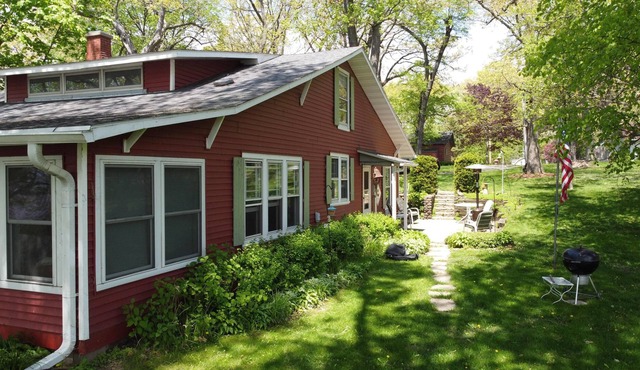 5 bedroom Lakefront Cottage with much history