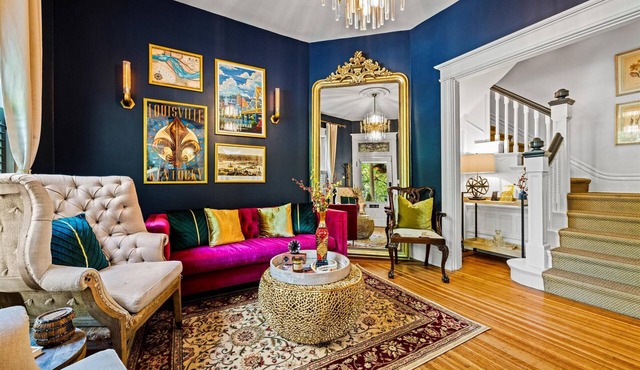 5 Beds Victorian Mins to UL/Downtown Hot Tub Firepit Speakeasy Luxe Amenities