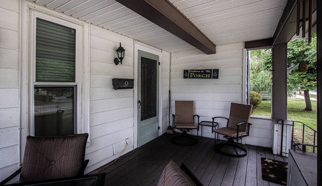 5 BR, 2 BA home in Downtown Ludington, Sleeps 14.