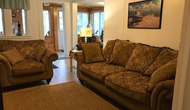 5 HOUSES AWAY FROM BEACH, DISCOUNTED ALL OF AUGUST.