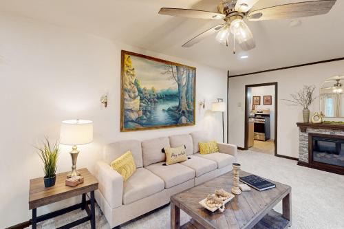 5 Mi to Dtwn Indy! Home w/Game Room & Fireplace