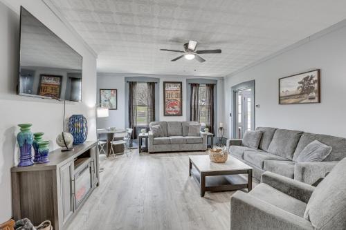5 Mi to The Wilds: Spacious Family Hub, Game Room!