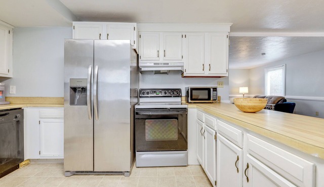 5 Mi to to Downtown Worcester: Quiet Townhome