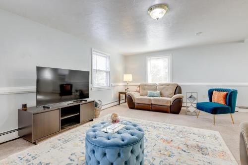 5 Mi to to Downtown Worcester: Quiet Townhome