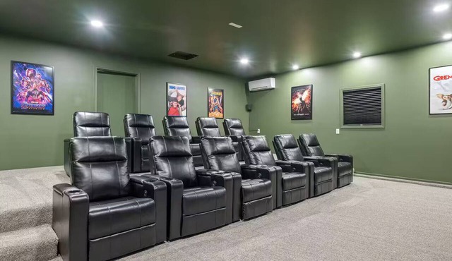 5 min to Downtown Dells! Hot Tub, Theater, Fire Pit, Game Room