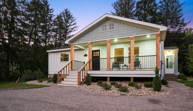 5 Mins to Winery | HotTub | KingBeds | DogFriendly